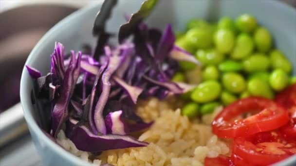 Cuisiner Faisant Poke Végétalien Ajouter Des Légumes Mouvement Lent — Video