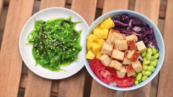 Vegan Šťouchá Zeleniny Tofu Misce Mořské Řasy Poblíž — Stock video