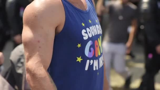 Γυναίκα Λοατ Shirt Στην Παρέλαση Ομοφυλοφίλων Στο Κέντρο Του Κισινάου — Αρχείο Βίντεο