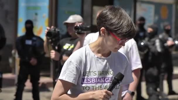 Chisinau Moldova June 2022 Woman Talking Microphone Gay Pride Parade — Vídeos de Stock