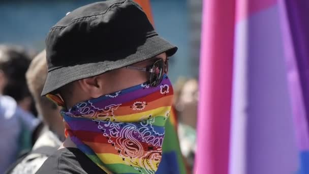 Chisinau Moldova June 2022 Banyak Orang Parade Kebanggaan Gay Pusat — Stok Video