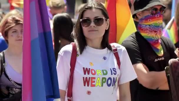 Chisinau Moldova Junho 2022 Muitas Pessoas Desfile Orgulho Gay Centro — Vídeo de Stock