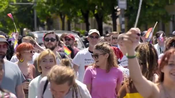 Chisinau Moldova Junio 2022 Mucha Gente Desfile Del Orgullo Gay — Vídeo de stock
