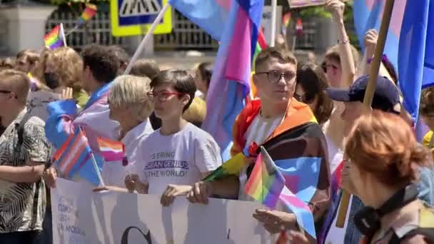 Chisinau Moldova Junho 2022 Muitas Pessoas Desfile Orgulho Gay Centro — Vídeo de Stock