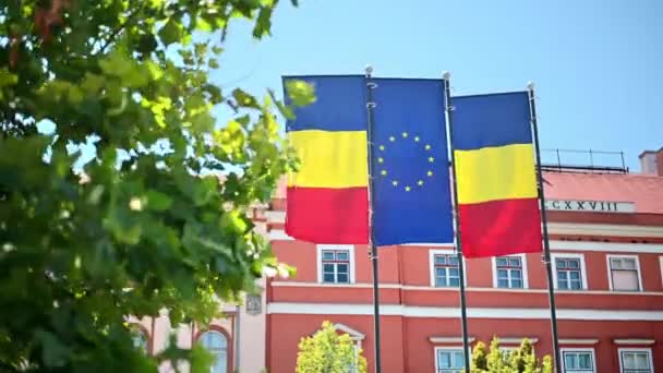 Два Національні Прапори Один Європейського Союзу Центрі Клужа Румунія Класичний — стокове відео
