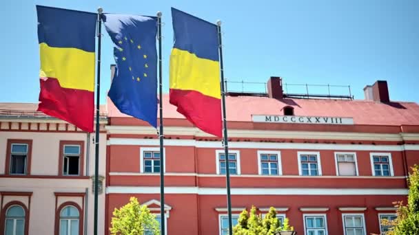 Два Национальных Флага Один Европейского Союза Центре Клужа Румыния Классическое — стоковое видео