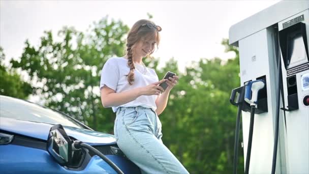 Chisinau Moldova July 2022 Young Blonde Woman Using Smartphone Car — Vídeos de Stock