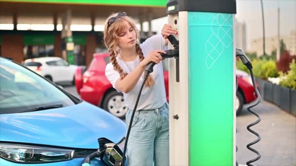 Chisinau Moldova July 2022 Young Blonde Woman Putting Charger Car — Stok video