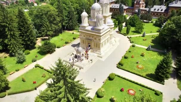 Вид Воздуха Монастырь Куртеа Арж Румынии Множество Людей Перед Ним — стоковое видео