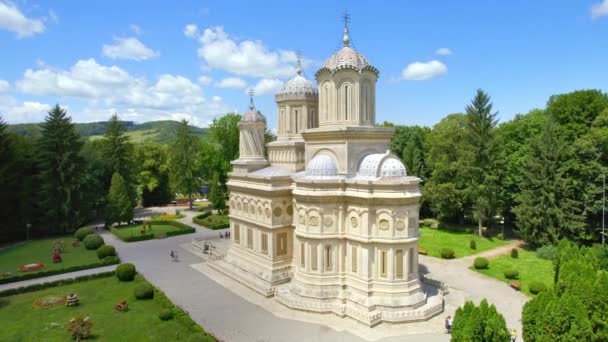 Aerial Drone View Curtea Arges Monastery Romania People Front Gardens — 비디오