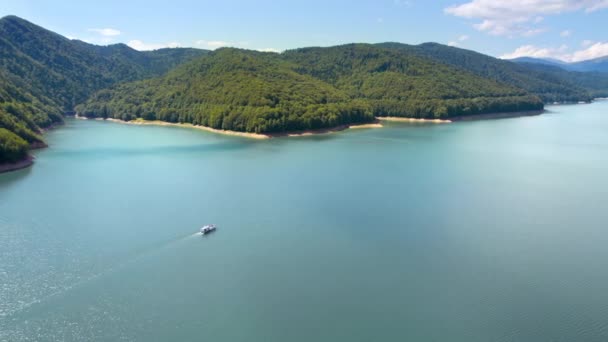 View Nature Romania Valley Carpathian Mountains Vidraru Lake Floating Boat — ストック動画