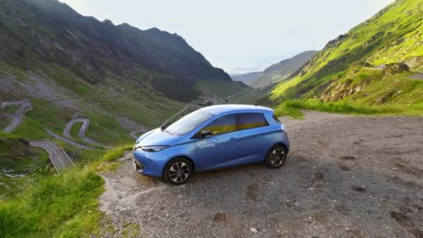 Parked Electric Car Transfagarasan Route Romania Road Mountains Slopes Covered — Stockvideo