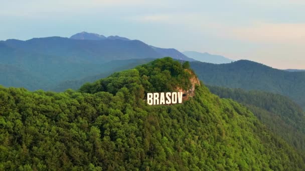 Brasov Υπογράψει Στην Κορυφή Του Λόφου Κοντά Στην Πόλη Πράσινα — Αρχείο Βίντεο