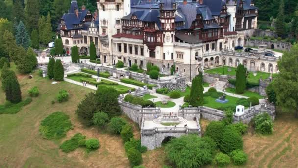 Luftaufnahme Der Burg Peles Rumänien Schloss Mit Gärten Und Touristen — Stockvideo