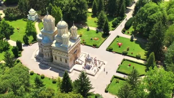 Aerial Drone View Curtea Arges Monastery Romania Multiple People Front — Vídeo de Stock