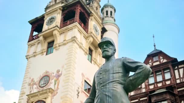 Статуя Короля Кэрол Замке Пелес Румынии Замок Заднем Плане — стоковое видео