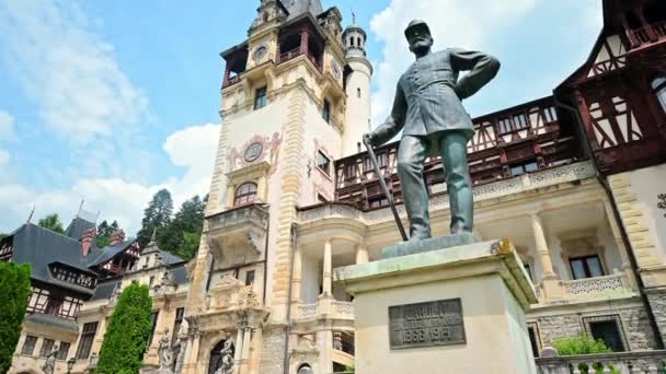 King Carol Statue Auf Der Burg Peles Rumänien Burg Hintergrund — Stockvideo