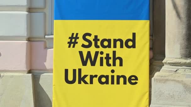 Стенд Украинским Знаком Флагом Улице Сибиу Румыния — стоковое видео