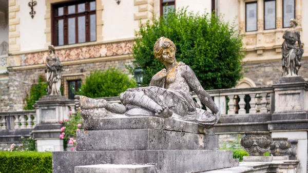 View Statues Peles Castle Romania Castle Gardens — Stock fotografie