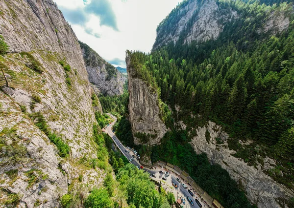 Antenowy Widok Przyrodę Rumunii Karpackie Góry Droga Samochodami Dolinie Skaliste — Zdjęcie stockowe