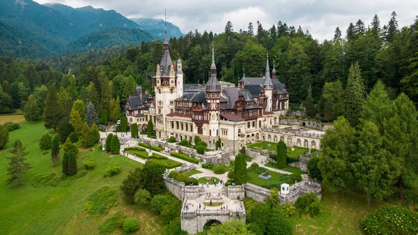 Aerial Drone View Peles Castle Romania Castle Gardens Tourists Carpathians — Stock Photo, Image