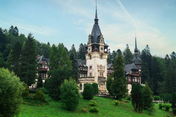 View Peles Castle Romania Castle Gardens Tourists Carpathians Lush Forest — Photo