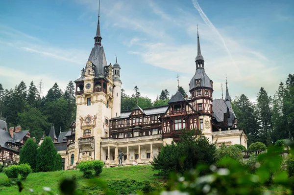 View Peles Castle Romania Castle Gardens Tourists Carpathians Lush Forest — Zdjęcie stockowe
