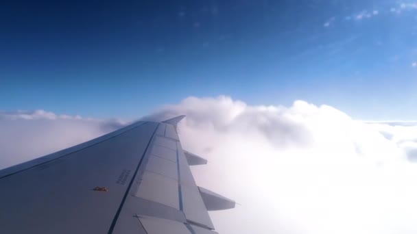 Крыло Самолета Голубое Небо Белыми Облаками Время Полета — стоковое видео