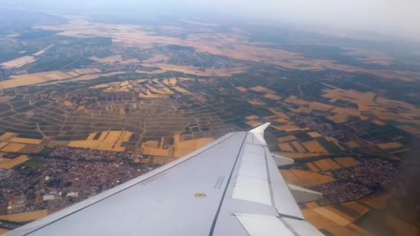 Uçak Kanadı Mavi Gökyüzü Uçuş Sırasında Beyaz Bulutlar — Stok video