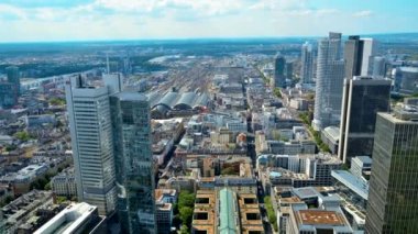Frankfurt 'un panoramik manzarası Almanya' daki bir gökdelenden. Çoklu konut ve ofis binaları, gökdelenler