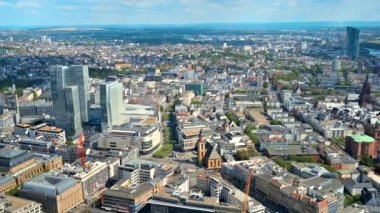 Frankfurt 'un panoramik manzarası Almanya' daki bir gökdelenden. Çoklu konut ve ofis binaları, gökdelenler