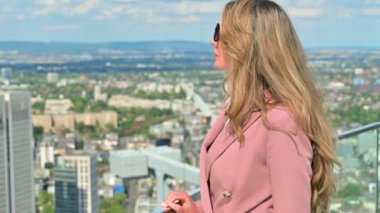 Frankfurt, Almanya 'daki gözlem panoramik manzarasında iş süiti giyen kadın