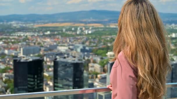 Mulher Vestindo Suíte Negócios Vista Panorâmica Observação Frankfurt Alemanha — Vídeo de Stock