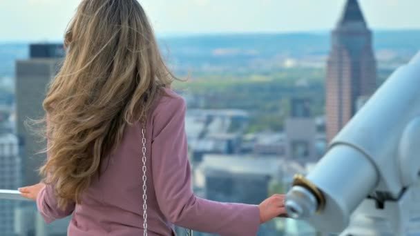 Vrouw Draagt Business Suite Bij Observatie Panoramisch Uitzicht Frankfurt Duitsland — Stockvideo