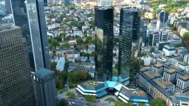 Frankfurt 'un panoramik manzarası Almanya' daki bir gökdelenden. Çoklu konut ve ofis binaları, gökdelenler