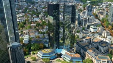 Frankfurt 'un panoramik manzarası Almanya' daki bir gökdelenden. Çoklu konut ve ofis binaları, gökdelenler