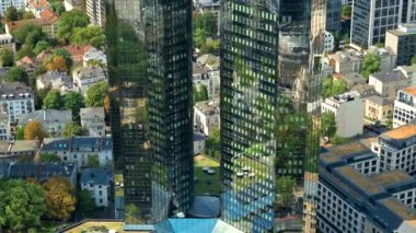 Frankfurt 'un panoramik manzarası Almanya' daki bir gökdelenden. Çoklu konut ve ofis binaları, gökdelenler