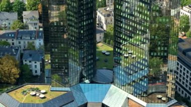 Frankfurt 'un panoramik manzarası Almanya' daki bir gökdelenden. Çoklu konut ve ofis binaları, gökdelenler
