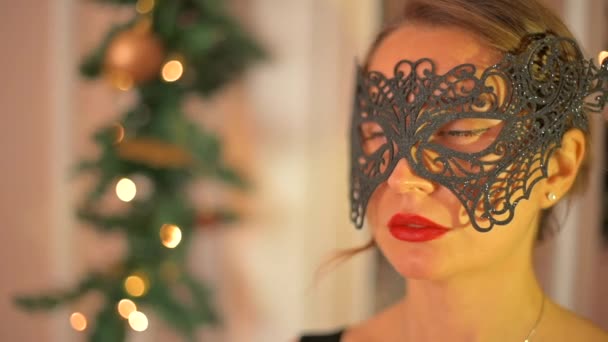 Mulher Com Lábios Vermelhos Usando Máscara Preta Veneziana Close Câmera — Vídeo de Stock