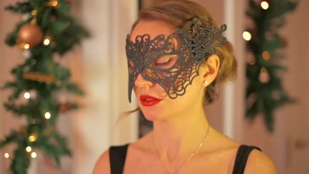Γυναίκα Κόκκινα Χείλη Που Φοράει Μαύρη Βενετσιάνικη Μάσκα Κλείνει Αργή — Αρχείο Βίντεο