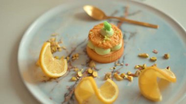 Limonlu ve buzlu şam fıstıklı tatlıyı kapat.