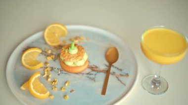 Limonlu ve buzlu şam fıstıklı tatlıyı kapat.