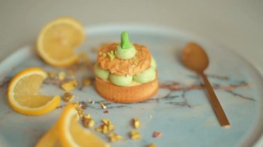 Limonlu ve buzlu şam fıstıklı tatlıyı kapat.