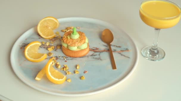 Närbild Pistasch Dessert Med Citron Och Smoothie — Stockvideo