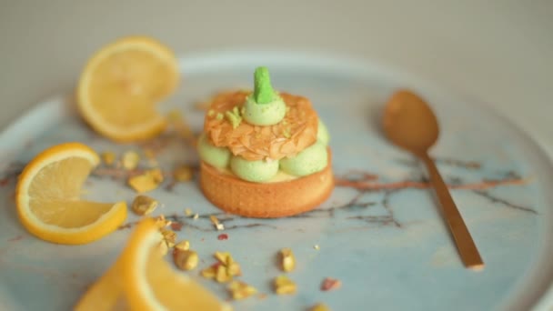 Närbild Pistasch Dessert Med Citron Och Smoothie — Stockvideo