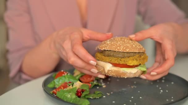 Kvinna Äter Vegan Burgare Med Tofu Ost Och Falafel — Stockvideo