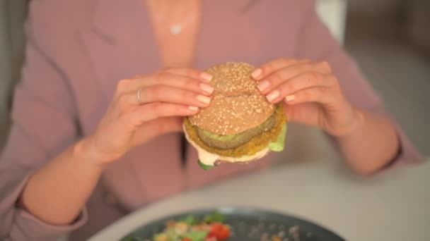 Frau Isst Veganen Burger Mit Tofu Käse Und Falafel — Stockvideo