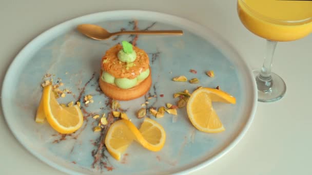 Tutup Pistachio Dessert Dengan Lemon Dan Smoothie — Stok Video