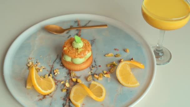 Close Pistache Dessert Met Citroen Smoothie — Stockvideo