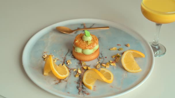 Tutup Pistachio Dessert Dengan Lemon Dan Smoothie — Stok Video
